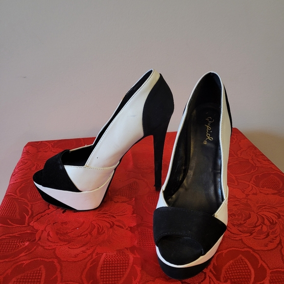 Black and White Heels Size 6 - Picture 2 of 2